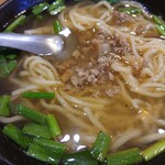 美 - お隣のお客さんがよほど注文したのか、そのために魯肉飯を食べ終わってもなかなか出て来なかったＡセットの合い方さんは肉そぼろ麺(--;)。これ以外に、春雨、ビーフンの選択肢がありました。