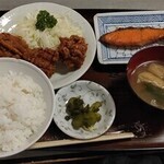 い志い食堂 - 日替わりランチAこの日は焼き鮭とカラアゲ