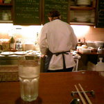 ビストロ旬亭 - カウンターがほとんどなので、作業の細やかさが見える