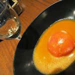 イタリアン レストラン ピンナピンナ - ピンクのスープに浮かぶ丸ごとトマトと白ワイン