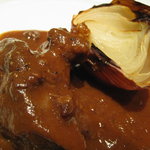 イタリアン レストラン ピンナピンナ - 仔牛の頬肉の赤ワイン煮込み ロースとオニオン添え