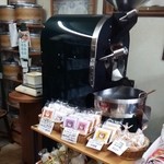 珈琲工房 TACK - 店内には焙煎機も♪