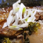 美 - 薬味ねぎの下にある魯肉飯の魯肉はカットされているケースが多いけれど、こちらは１枚がデンっと載る、コンローハン？な感じです。もちろんやわらかで、気になる味付けですが、やはり遠くにあり....でしたねえ。