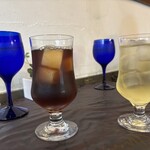 ムラーノ - アイスティーとリンゴジュース、ブルーのグラスはお冷です