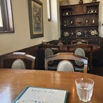 カフェレスト エバーロイヤル - クラシックの流れる落ち着いた店内