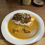 スパイスカリーて - 3種盛りにしてマトンキーマ、バルサミコビネガーポーク、ウメチキ（ウメとチキン）をセレクト