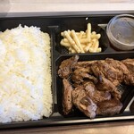 やっぱりステーキ - 料理写真:お箸deステーキ弁当はカット済みの状態で提供されるステーキ弁当。