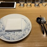 フレンチレストラン・プレジール - 最初に北斎の浮世絵をモチーフにしたフランス製の皿とスタイリッシュなクチポールのセット