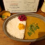 よすが舎 - 牡蠣のラッサム(奥の小鉢は「バターチキンカレー」)