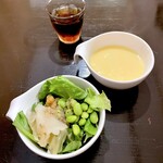 ぱぱばーぐまますいーつ - ランチのサラダとコーンスープ（セルフ）