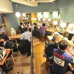 Akabarurettsu - 開放感のある店内でキッチンライブをお楽しみください