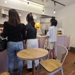 crepe and gelato ciao - 店内は白い天井、写真入りメニューポスターが貼られた白壁、茶色の化粧木板張り床、薄い紫色のカウンター、裸電球のペンダント、コンパクトで清潔感のある空間、丸テーブル2席×2卓の合計4席、BGMはJ-POP