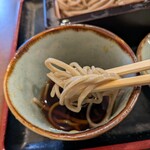 手打ちそば いなくら - 蕎麦を啜る