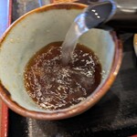 手打ちそば いなくら - 蕎麦湯を注ぐ