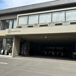 and BLUESTAR - 1階が駐車場