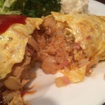 ハム、マッシュルーム、玉ねぎ、ピーマンが入っていて、激ウマなケチャップライス。