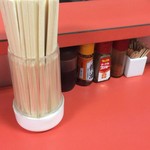 三陽軒 - 薬味は一通り。写してないがウェットティシューもあるぞ