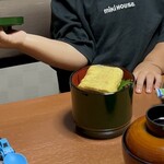 うなぎ割烹山田 - 孫の卵焼き牛そぼろミニ丼（蓋開け楽しい）