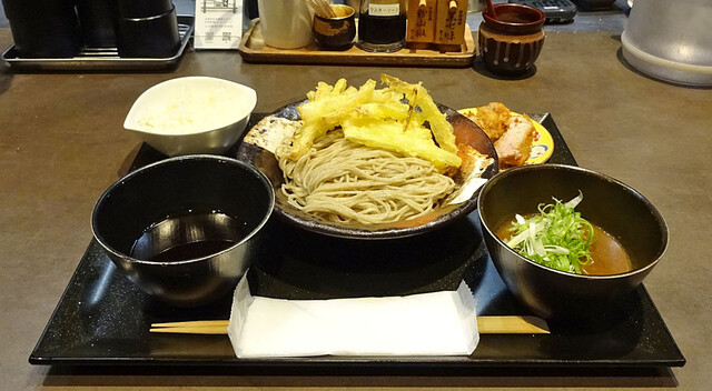 ざるそばさん専用！ 移転後初の「そば 蕎斬」で、平日限定の「選べる2種お出汁つけ