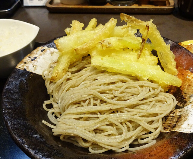 ざるそばさん専用! 移転後初の「そば 蕎斬」で、平日限定の「選べる2種お出汁つけ