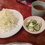 とんかつ やまいち - キャベツとお新香は先出し。温かい蕎麦茶もいただけます。