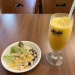 SAVOR THE ASIAN TABLE - セットのミニサラダとドリンク(マンゴーラッシー)('25/10/04)