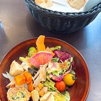 Kitano Grill & Bar - フォカッチャはプレーンと豆の２種、温かい状態で提供