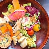 Kitano Grill & Bar - 手前のキッシュはザクっと食感、ほうれん草の苦味美味