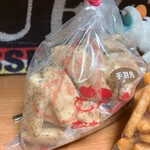 ももちゃんのおかきせんべい - 手羽先　350円(税込)  ※かなり濃い味、かなりスパイシー