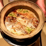 坂ぐち - 飯物（お目出鯛が２匹入った鯛めし）土鍋で提供される