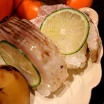 坂ぐち - 焼き魳寿司には酢橘が挟まっていて爽やか感を演出