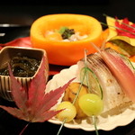 坂ぐち - 先附け（手前：焼き魳寿司、銀杏、焼き栗、もずく酢）