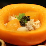 坂ぐち - 本物の柿をくり抜かれた器が季節感のある演出を…