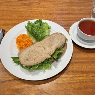 マーガレット・ハウエル ショップ&カフェ_1