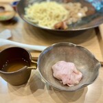 飯田商店 - 後半でいただけるメチャクチャ柔らかいシャブチャーシューと昆布水♪