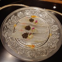 表参道うかい亭 - 料理長のお奨め(ヒラメのエンガワ)にキャビアを添えて