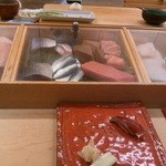 伊勢鮨 - カウンターと鮪のづけ