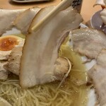 泡系しおとんこつラーメン べらしお - 大輪のように盛り付けられた薄切りチャーシュー
