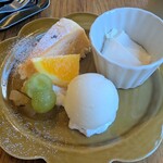 ベジバル チバットリア - ケーキ、アイスの盛り合わせ♡ケーキはスフレチーズケーキ( *´꒳`* )♪︎