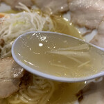 泡系しおとんこつラーメン べらしお - 透き通った黄金色のスープ
