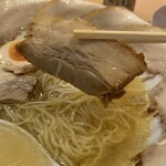 泡系しおとんこつラーメン べらしお - こちらのチャーシューもホロホロです