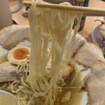 泡系しおとんこつラーメン べらしお - 喉越しのいい細麺
