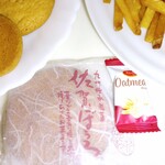 ライフ - 『ララピー』ちゃんは、とてもめんこくて癒されますね…*°+♬☆好きな食べ物は、【ライフの小麦の郷のクロワッサン】、なのですッて…ッ！ペタンと座って、大事そうにクロワッサンを両手で持って、はむハムと