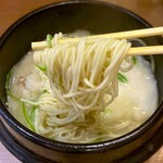 ホルモンらーめん8910 - 麺　2025.9.9
