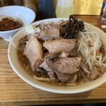 にかいや - ニンニクも少なめですが、これくらいでも直前に刻んでいるのでなかなか効きます。