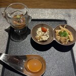 比内地鶏串 Sot l'y laisse - 前菜　どんぶり塩辛　比内地鶏の皮の酢の物　比内地鶏キンカンの醤油漬け　比内地鶏とクリームチーズの和物