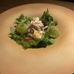 比内地鶏串 Sot l'y laisse - 比内地鶏とシャインマスカットとモッツァレラチーズのサラダ