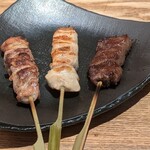 焼きとり 鳥さわ - 右から松阪牛ハラミ、地鶏ささみ塩、地鶏もも塩
