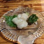 ジンギスカン バル マルマサ - お通し・ホタテ刺身