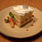 322054002 - 旬フルーツのガトーマルシェショートケーキ